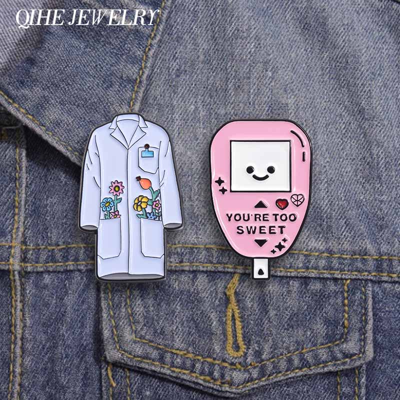 Embroidery House - Engraçado glucômetro flor branco casaco broche